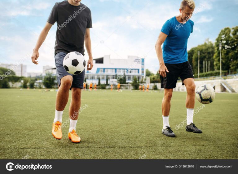 Qué actividades y servicios ofrece el Club Social y Deportivo Defensa y Justicia 1 jugadores entrenando en un campo de futbol
