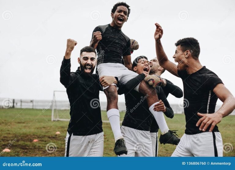 jugadores jovenes celebrando en un campo