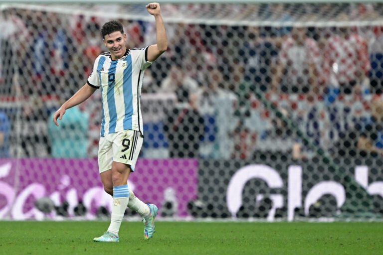 julian alvarez en accion en el campo