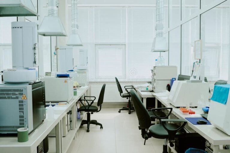 Qué servicios ofrece VZ Laboratorios Viniegra Zanuso en Villa Urquiza 18 laboratorio moderno con equipo cientifico avanzado