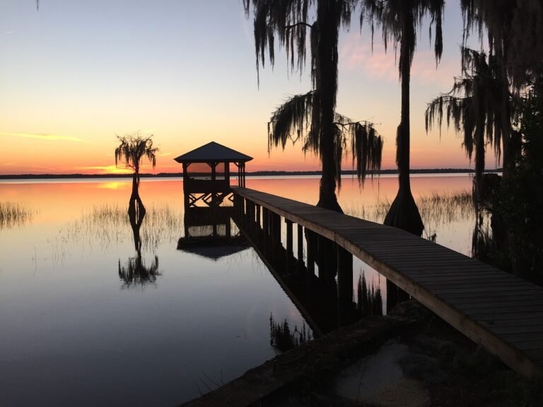 lago en santa fe al atardecer