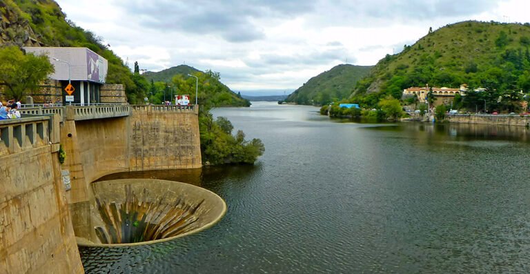 lago y montanas en villa carlos paz