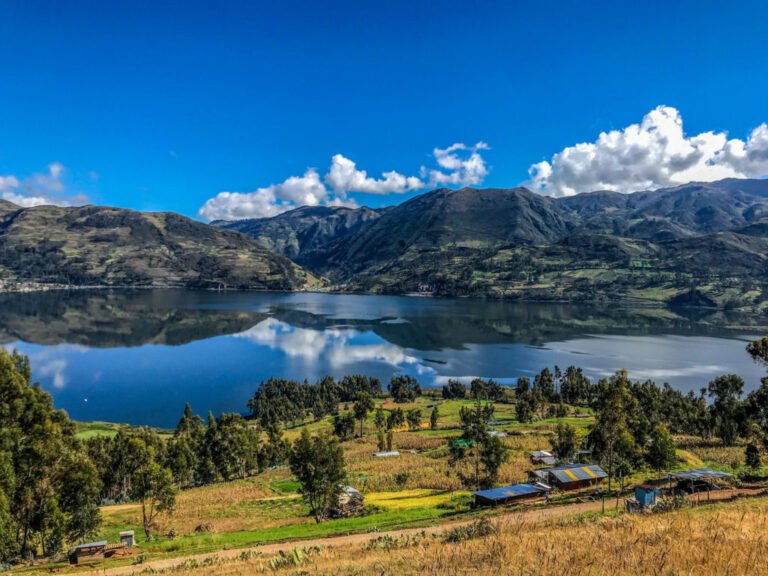 Qué pueblos con lagunas en Buenos Aires son imperdibles para visitar 9 laguna rodeada de paisajes naturales