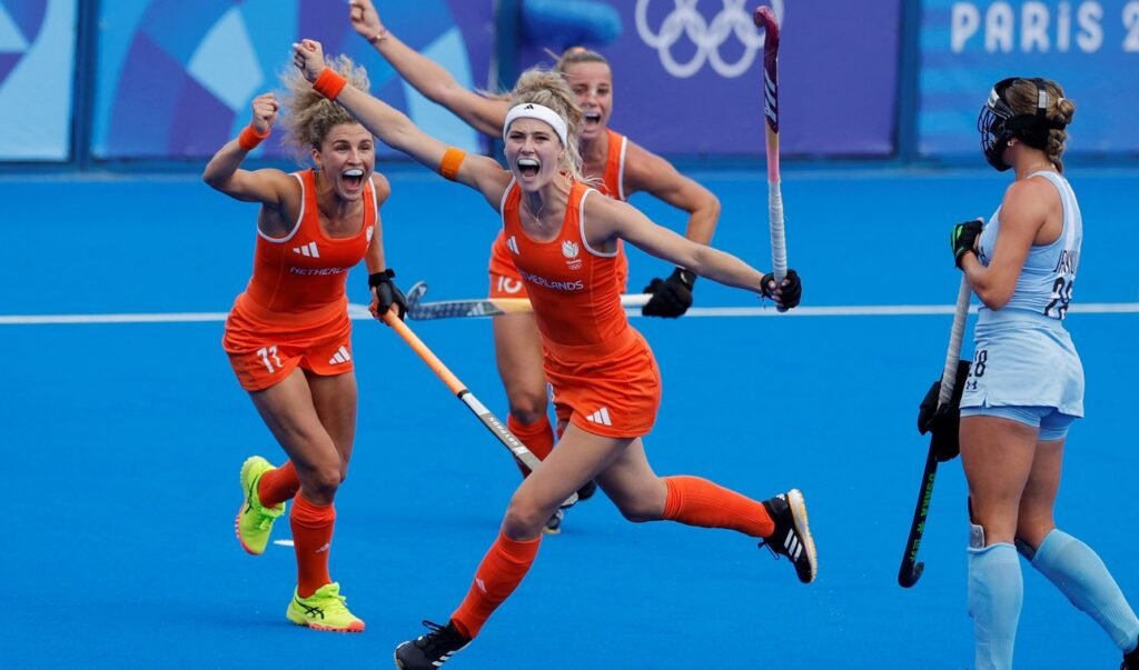 Cuándo juegan Las Leonas por la medalla de bronce en el torneo 1 leonas en accion durante un partido de hockey