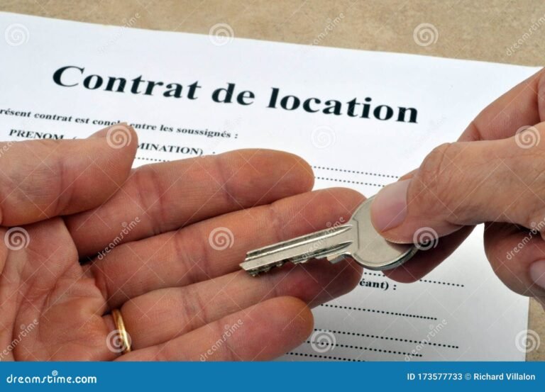llave y contrato de alquiler en mano