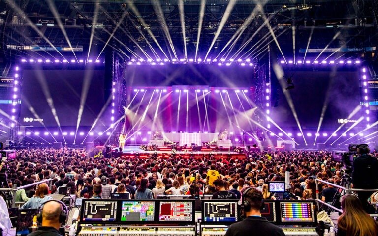 Dónde puedo ver el video de Fernando Báez Sosa y su historia 1 luces de un cine lleno de espectadores