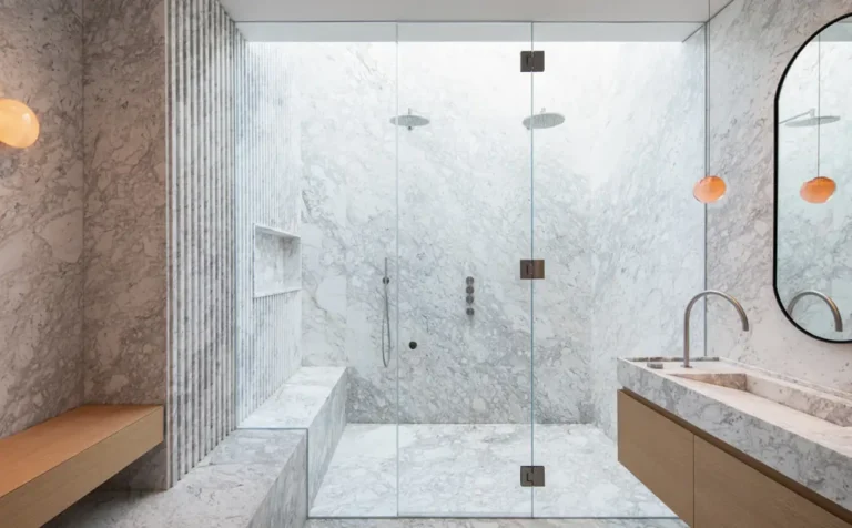 mampara de bano moderna en un hogar