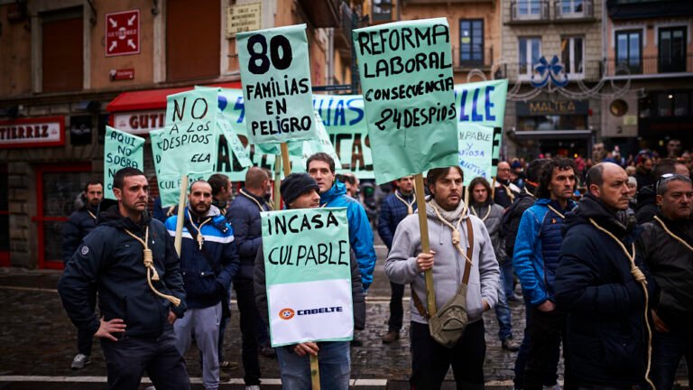 manifestacion de trabajadores con pancartas