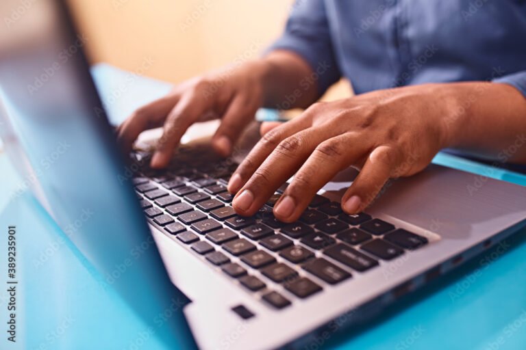 manos escribiendo en un laptop