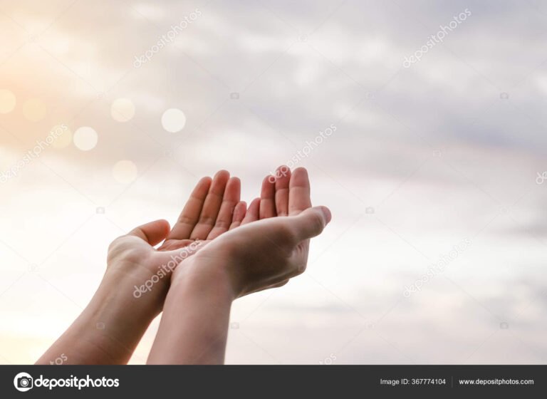 manos juntas en oracion en la naturaleza