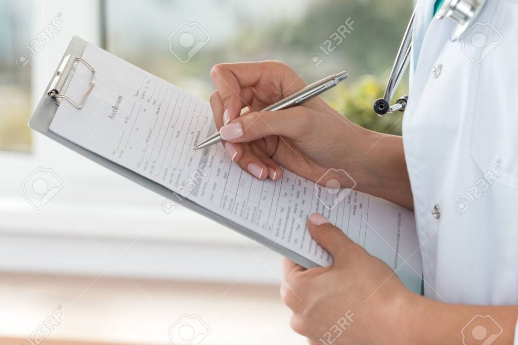 manos llenando un formulario de inscripcion