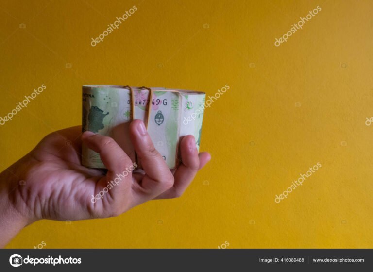 manos recibiendo un billete argentino
