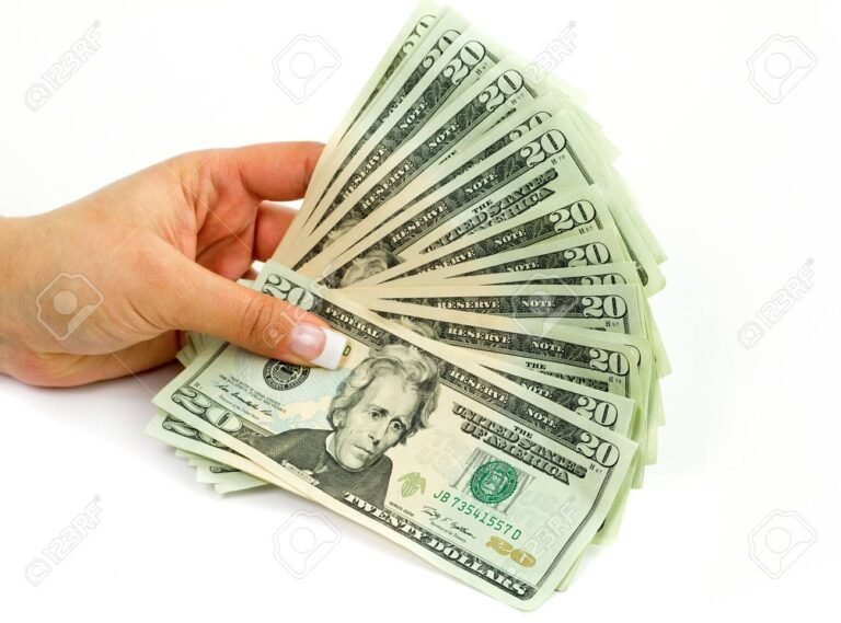 El Banco Nación acepta dólares manchados y cuáles son sus políticas 23 manos sosteniendo billetes de dolar