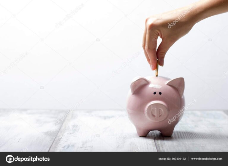 manos sosteniendo un cerdito de ahorro