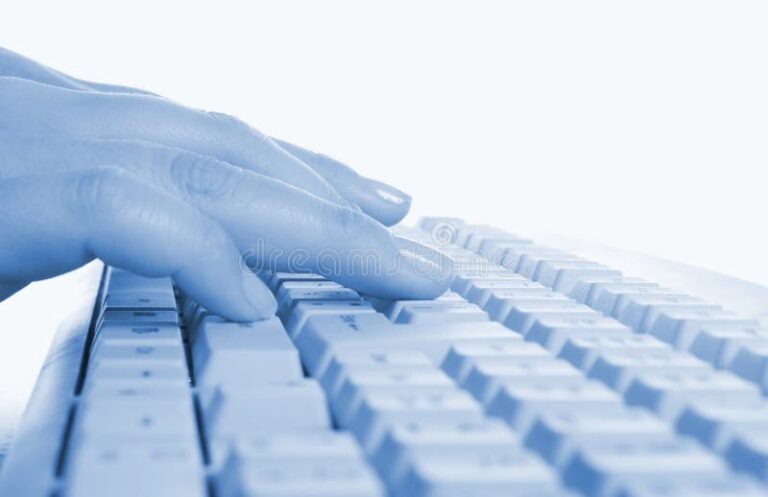 Cómo aprender a escribir sin mirar el teclado de manera efectiva 26 manos tecleando en un teclado vacio