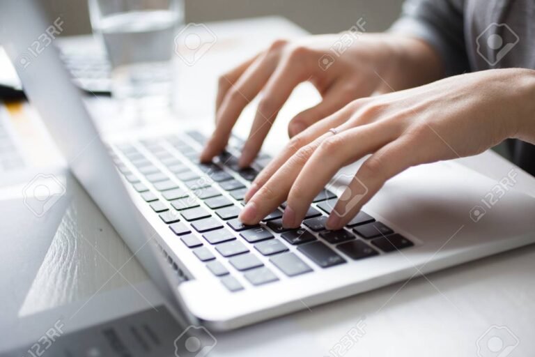 manos trabajando en una computadora portatil
