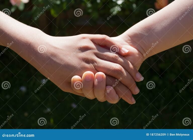 manos unidas en senal de apoyo