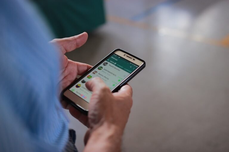 manos usando un telefono movil en whatsapp