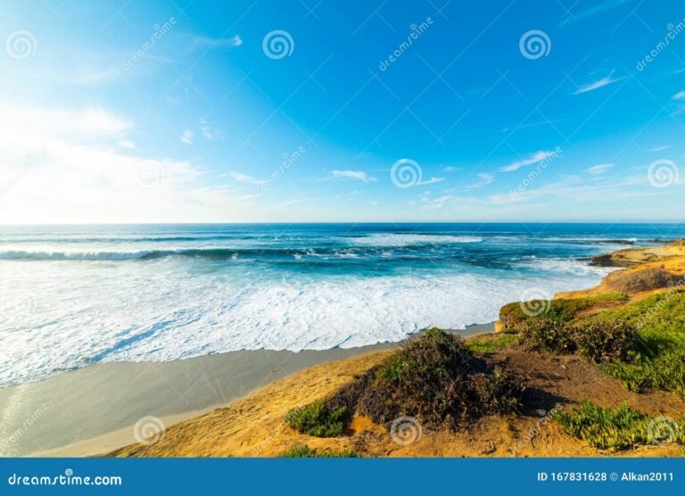 mar azul bajo un cielo despejado