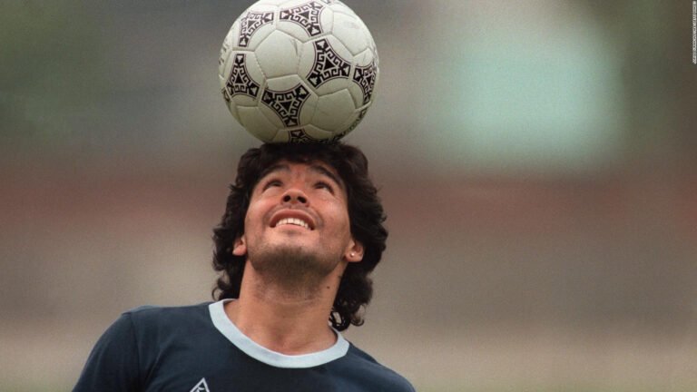 maradona jugando al futbol con pasion