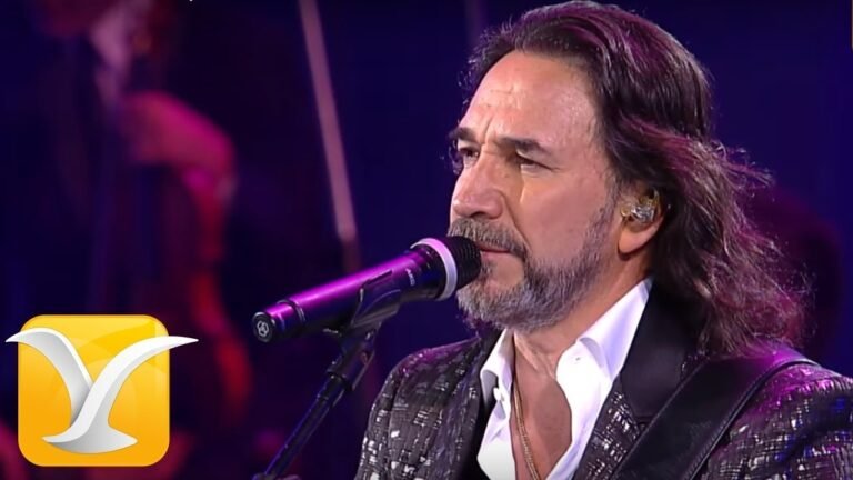 marco antonio solis en un concierto en vivo