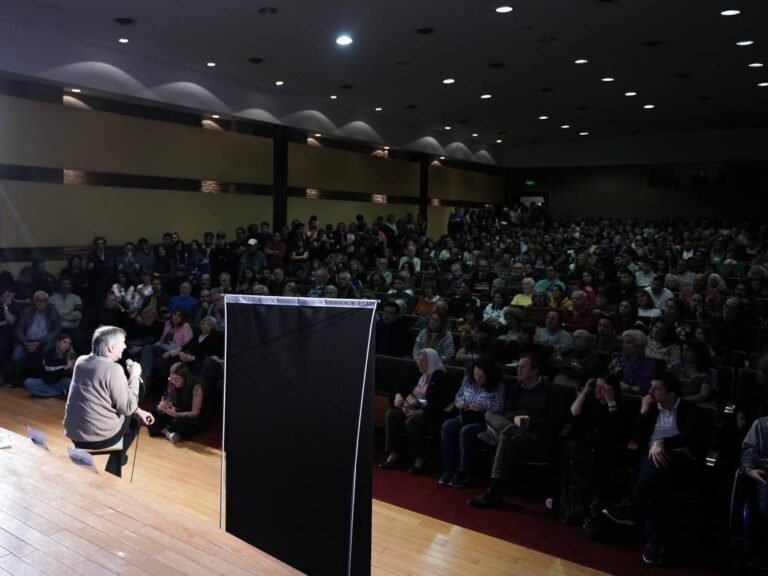 Qué estudios tiene Máximo Kirchner y cuál es su formación académica