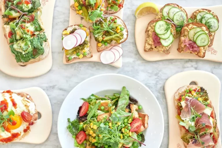 mesa de comida compartida en le pain quotidien