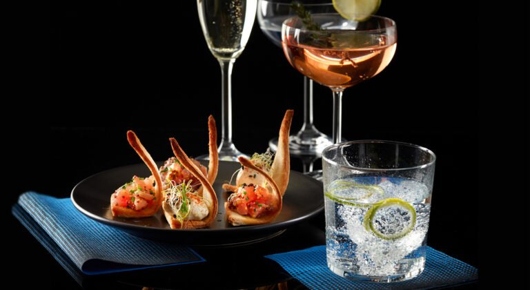 mesa elegante con cocteles y decoracion