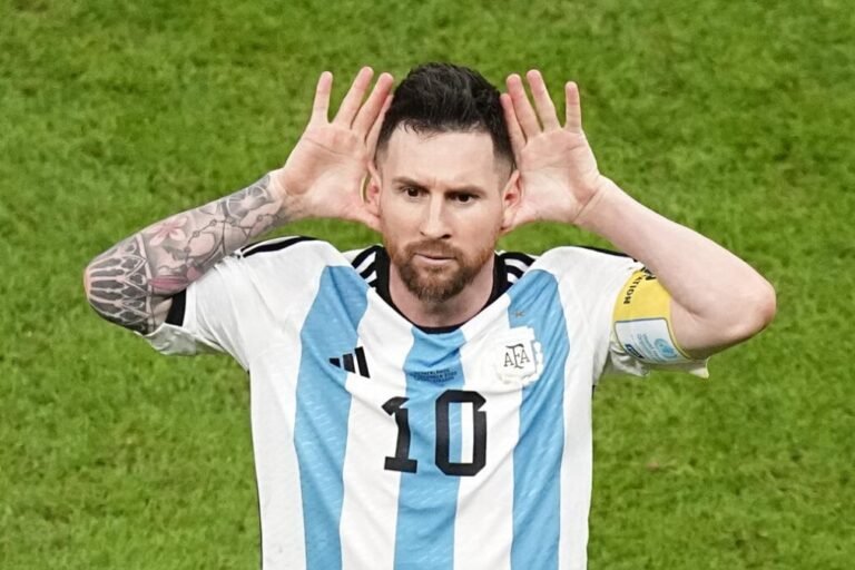 messi celebrando un gol en el mundial