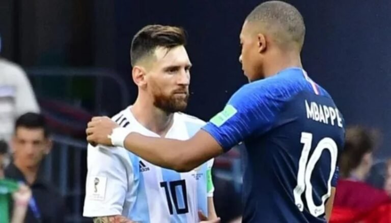 messi y mbappe en accion en el campo