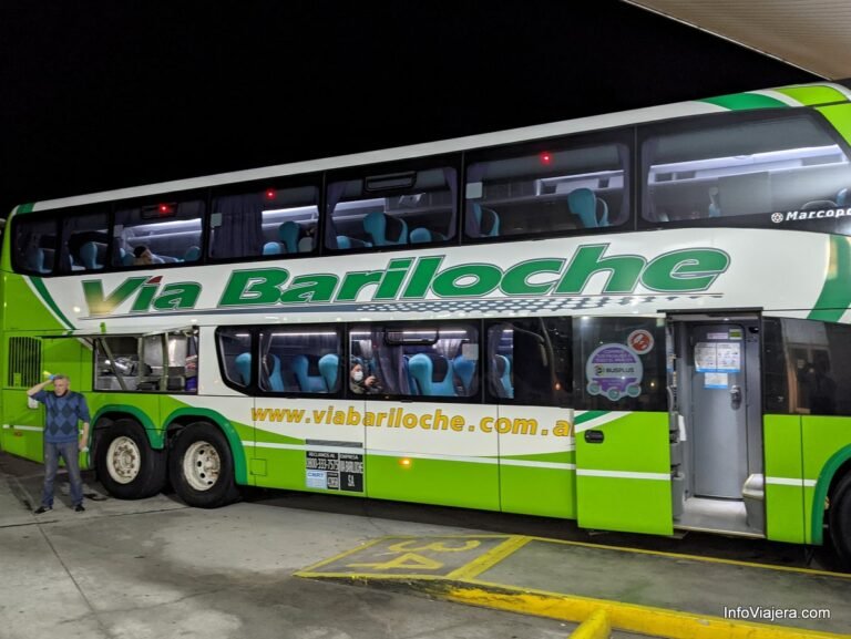 micro de pasajeros en carretera hacia mar del plata
