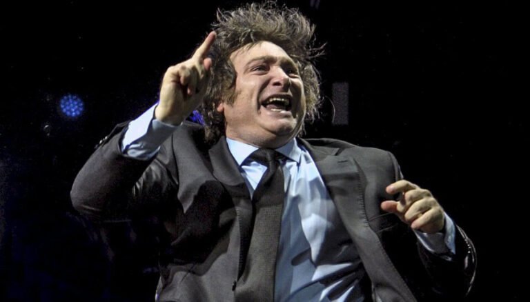 milei en un evento politico vibrante