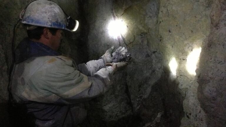 mineros trabajando en un paisaje montanoso