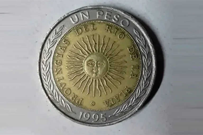 moneda argentina sobre un fondo urbano
