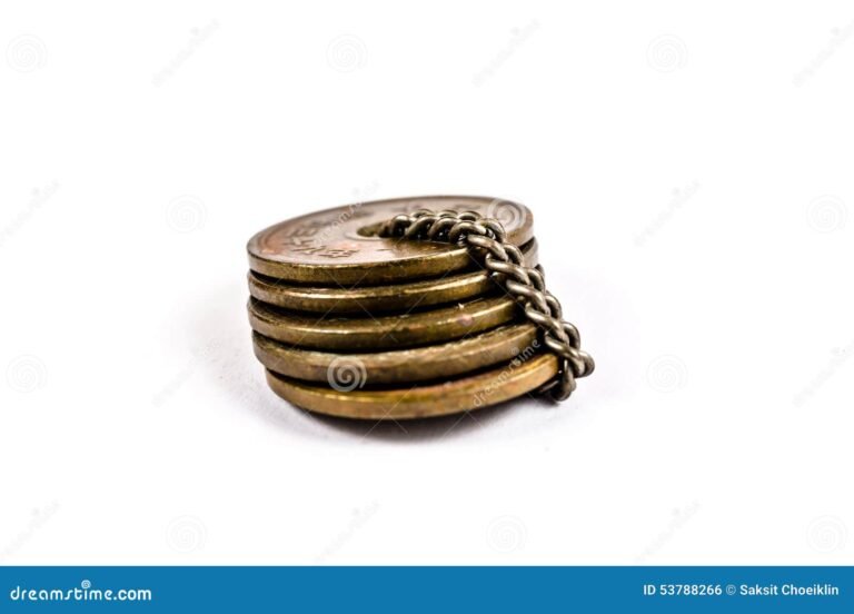 Qué significan las monedas que dicen provingias y su historia 10 monedas antiguas sobre fondo de madera