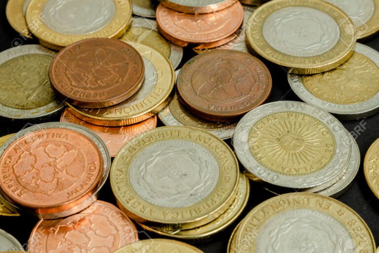 monedas argentinas de un peso apiladas
