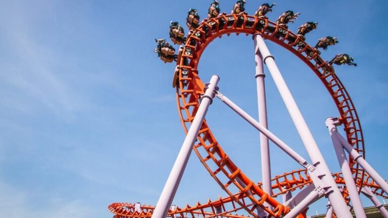 montanas rusas en un parque de atracciones