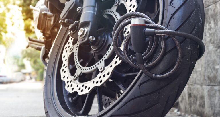 moto aparcada con una cadena de seguridad
