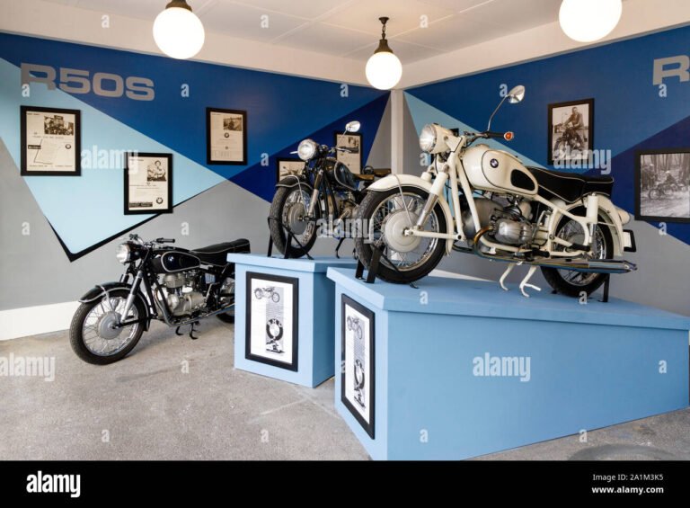 motocicletas en exhibicion en showroom