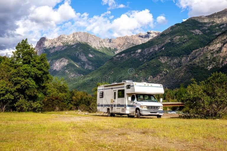 motorhome moderno en un paisaje natural