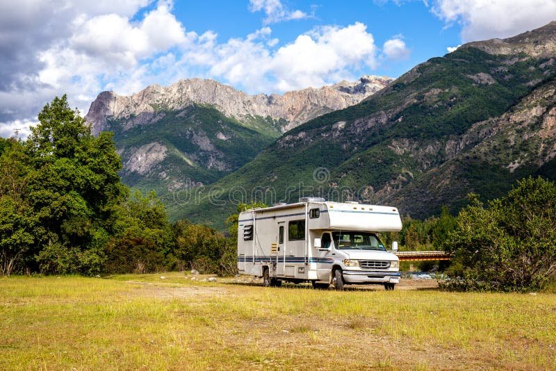 motorhome moderno en un paisaje natural