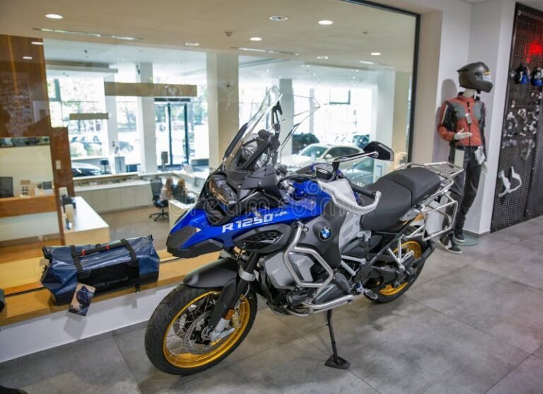 motos en exhibicion en concesionario moderno