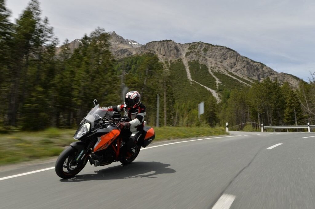 Qué motos son las mejores para viajar largas distancias en ruta