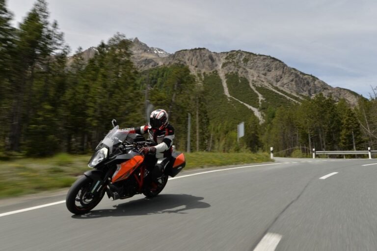 motos en una carretera extensa y despejada