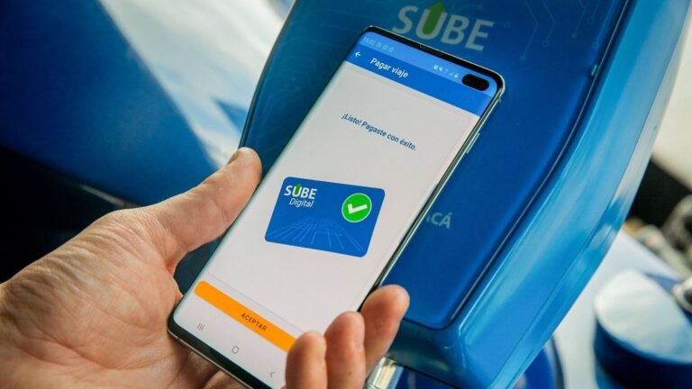 movil pagando en una terminal de sube