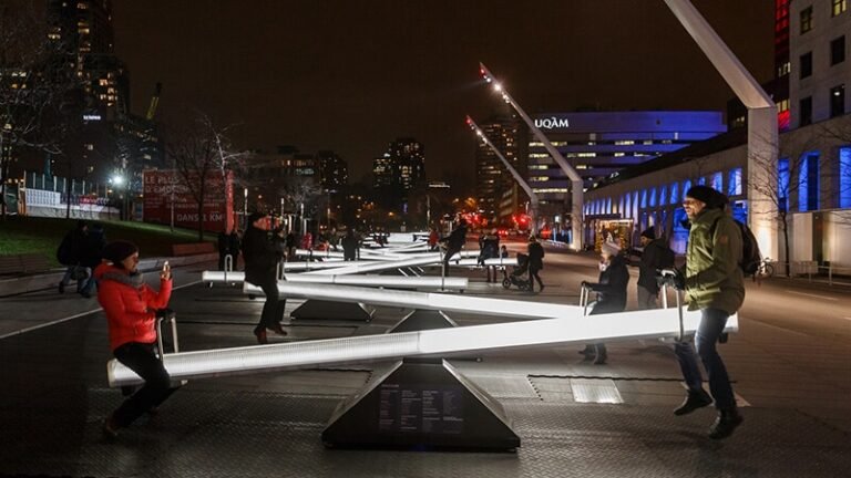 muebleria moderna en calle urbana