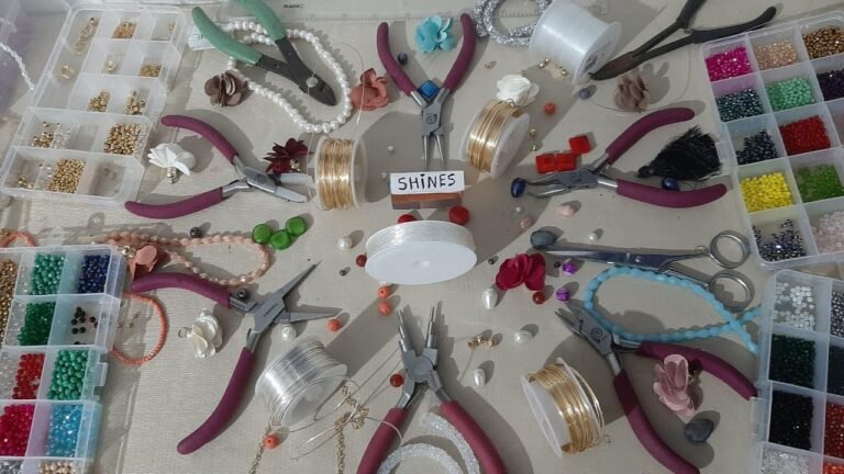 muestra de bijouterie y herramientas de trabajo