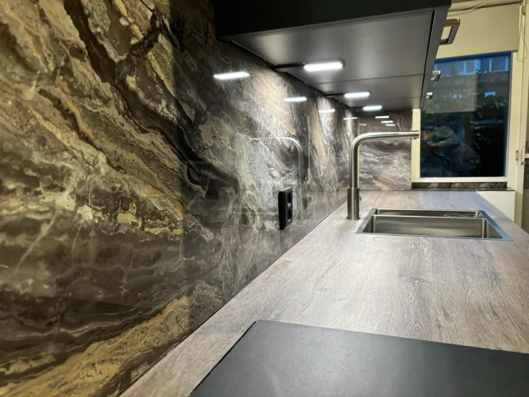 muestra de placa simil marmol en cocina