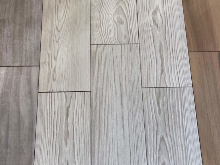 muestra de porcelanato ceramico estilo madera