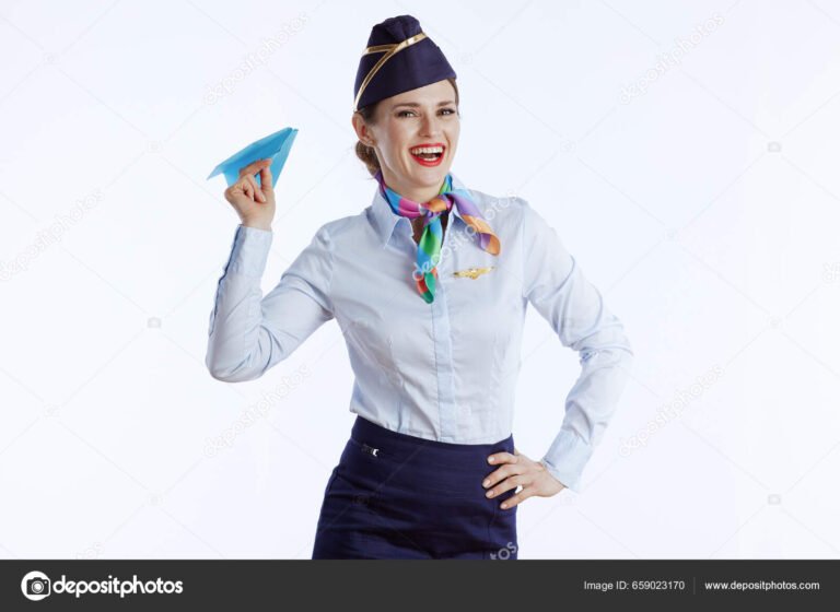mujer en uniforme de azafata sonriente